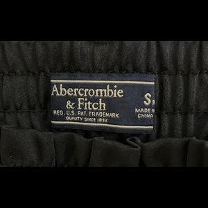 Hello, I am selling this pants with a beautiful shimmer caused by the fabric.